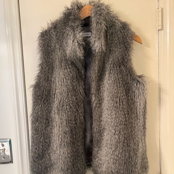 Calvin Klein FAUX FUR VEST GRAY. SAVE - Picture 2 of 8